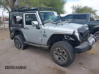 2008 Jeep Wrangler Sahara z VIN 1J4FA54158L640474, wystawiony jako IAAI lot #42243860 z przebiegiem 141 303 mil mil oraz . Historia ofert i sprzedaży dostępna na DreamBid. Obrazek 1.