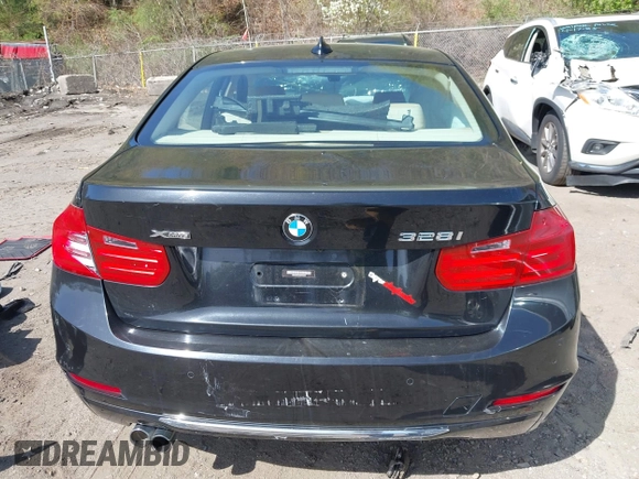 2014 BMW 3 Series 328i xDrive с VIN WBA3B5C54EP543441, выставлен на аукционе IAAI как лот 42144984 с пробегом Не указан миль и . История ставок и продаж доступна на DreamBid. Изображение 16.