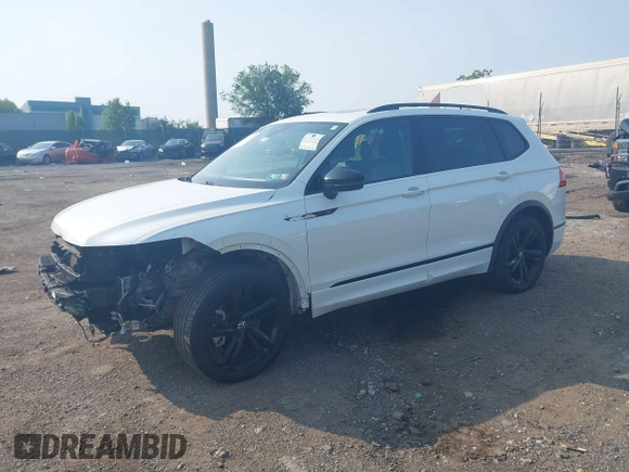 2023 Volkswagen Tiguan SE R-Line Black z VIN 3VV8B7AX9PM055640, wystawiony jako IAAI lot #42411380 z przebiegiem 68 922 mil mil oraz . Historia ofert i sprzedaży dostępna na DreamBid. Obrazek 2.