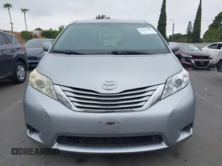 2015 Toyota Sienna LE AAS z VIN 5TDKK3DC3FS552378, wystawiony jako IAAI lot #42451782 z przebiegiem 257 916 mil mil oraz . Historia ofert i sprzedaży dostępna na DreamBid. Obrazek 12.