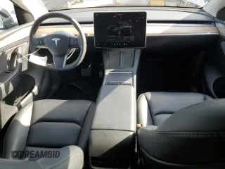 2024 Tesla Model Y Long Range z VIN 7SAYGAEE0RF021084, wystawiony jako Copart lot #51973285 z przebiegiem 25 990 mil mil oraz Szkoda całkowita • Salvage title. Historia ofert i sprzedaży dostępna na DreamBid. Obrazek 8.