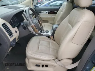 2010 Lincoln MKX z VIN 2LMDJ8JC5ABJ16493, wystawiony jako Copart lot #89207605 z przebiegiem 197 243 mil mil oraz Czysty tytuł • Clean title. Historia ofert i sprzedaży dostępna na DreamBid. Obrazek 7.