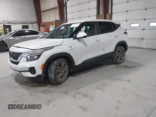 2023 Kia Seltos LX z VIN KNDEPCAAXP7409683, wystawiony jako IAAI lot #42112218 z przebiegiem 39 429 mil mil oraz . Historia ofert i sprzedaży dostępna na DreamBid. Obrazek 2.