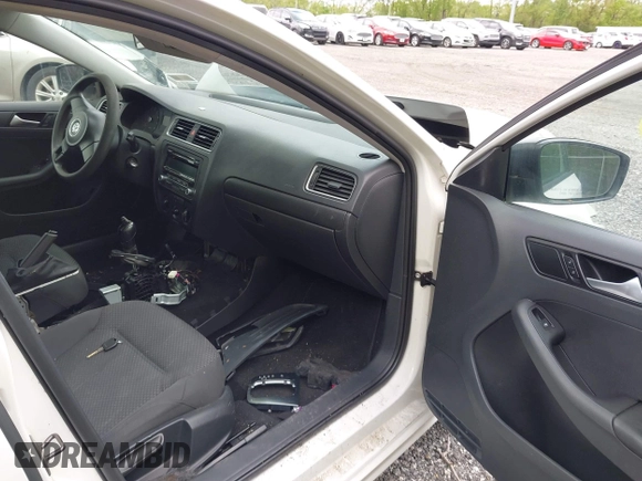 2014 Volkswagen Jetta S z VIN 3VW2K7AJ0EM367470, wystawiony jako IAAI lot #42186375 z przebiegiem 118 715 mil mil oraz . Historia ofert i sprzedaży dostępna na DreamBid. Obrazek 5.