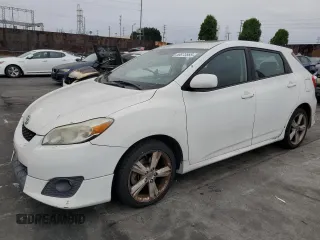 2009 Toyota Matrix S z VIN 2T1KE40EX9C001219, wystawiony jako Copart lot #58873885 z przebiegiem 141 580 mil mil oraz Szkoda całkowita • Salvage title. Historia ofert i sprzedaży dostępna na DreamBid. Obrazek 1.