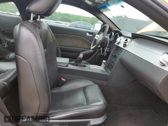2007 Ford Mustang Deluxe z VIN 1ZVFT80N675218322, wystawiony jako Copart lot #58667435 z przebiegiem 159 320 mil mil oraz Czysty tytuł • Clean title. Historia ofert i sprzedaży dostępna na DreamBid. Obrazek 10.