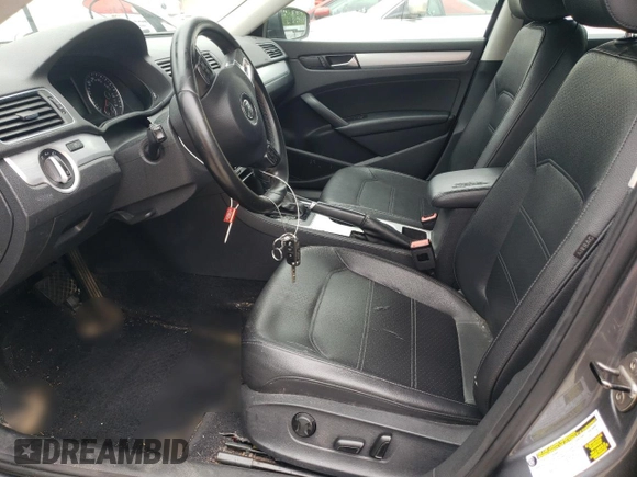 2013 Volkswagen Passat SE z VIN 1VWBP7A39DC123321, wystawiony jako Copart lot #58780315 z przebiegiem 110 132 mil mil oraz Czysty tytuł • Clean title. Historia ofert i sprzedaży dostępna na DreamBid. Obrazek 7.
