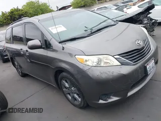 2012 Toyota Sienna LE AAS z VIN 5TDKK3DCXCS279449, wystawiony jako IAAI lot #42344791 z przebiegiem 156 949 mil mil oraz . Historia ofert i sprzedaży dostępna na DreamBid. Obrazek 1.