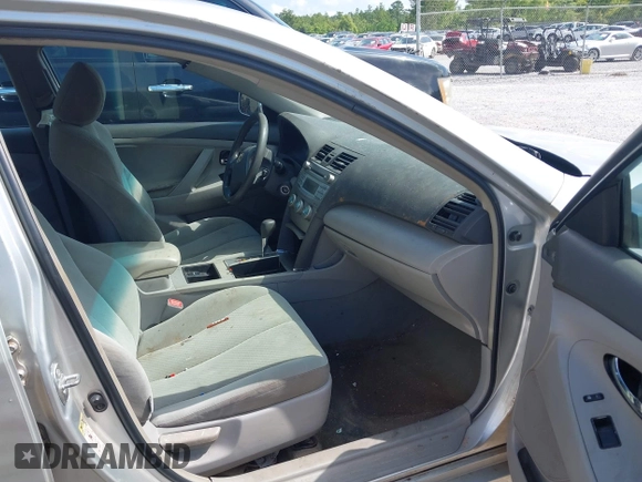 2007 Toyota Camry CE z VIN 4T1BE46K47U586629, wystawiony jako IAAI lot #42434797 z przebiegiem 261 964 mil mil oraz . Historia ofert i sprzedaży dostępna na DreamBid. Obrazek 5.