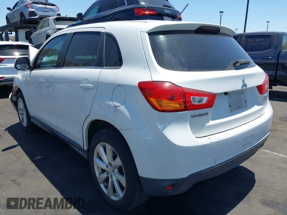 2015 Mitsubishi Outlander SE z VIN 4A4AP4AU3FE011443, wystawiony jako IAAI lot #42244247 z przebiegiem 127 184 mil mil oraz . Historia ofert i sprzedaży dostępna na DreamBid. Obrazek 3.