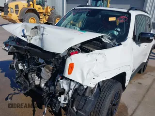 2023 Jeep Renegade Altitude z VIN ZACNJDE12PPP41358, wystawiony jako IAAI lot #40905494 z przebiegiem 4 102 mil mil oraz . Historia ofert i sprzedaży dostępna na DreamBid. Obrazek 6.