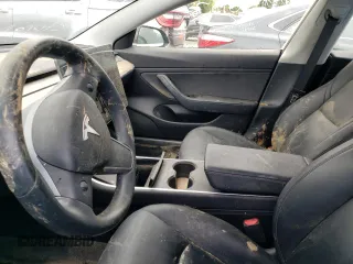 2019 Tesla Model 3 Mid Range z VIN 5YJ3E1EA0KF394514, wystawiony jako Copart lot #58051215 z przebiegiem Nie podano mil oraz Szkody całkowita. Historia ofert i sprzedaży dostępna na DreamBid. Obrazek 7.