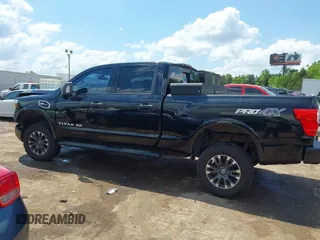 2017 Nissan Titan Platinum Reserve z VIN 1N6AA1F43HN500781, wystawiony jako IAAI lot #42220311 z przebiegiem 133 612 mil mil oraz . Historia ofert i sprzedaży dostępna na DreamBid. Obrazek 14.