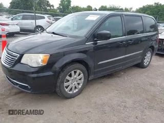 2014 Chrysler Town & Country Touring z VIN 2C4RC1BG3ER346779, wystawiony jako IAAI lot #42494278 z przebiegiem 220 517 mil mil oraz . Historia ofert i sprzedaży dostępna na DreamBid. Obrazek 2.