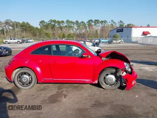 2013 Volkswagen Beetle Fender Edition z VIN 3VWJP7AT8DM674981, wystawiony jako IAAI lot #41685176 z przebiegiem 65 283 mil mil oraz . Historia ofert i sprzedaży dostępna na DreamBid. Obrazek 14.