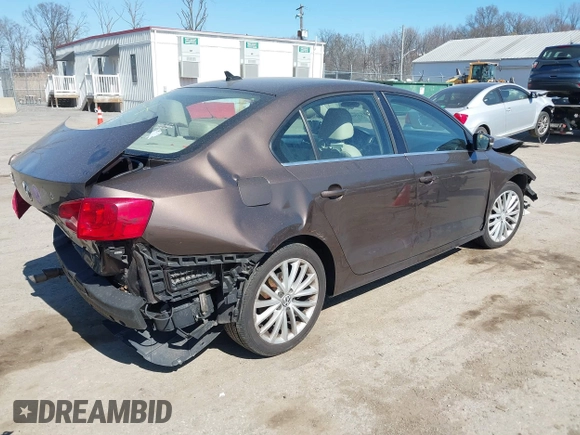 2011 Volkswagen Jetta SEL z VIN 3VWLX7AJXBM300389, wystawiony jako IAAI lot #41760720 z przebiegiem 249 087 mil mil oraz . Historia ofert i sprzedaży dostępna na DreamBid. Obrazek 4.