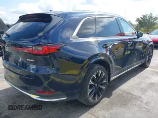2024 Mazda CX-90 S z VIN JM3KK1HC6R1133173, wystawiony jako IAAI lot #41970944 z przebiegiem 28 664 mil mil oraz . Historia ofert i sprzedaży dostępna na DreamBid. Obrazek 4.