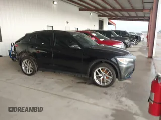 2018 Alfa Romeo Stelvio Sport z VIN ZASFAKPN9J7B70085, wystawiony jako IAAI lot #40823547 z przebiegiem Nie podano mil oraz . Historia ofert i sprzedaży dostępna na DreamBid. Obrazek 13.