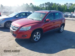 2010 Volkswagen Tiguan S z VIN WVGAV7AX5AW003836, wystawiony jako IAAI lot #42301007 z przebiegiem 176 403 mil mil oraz . Historia ofert i sprzedaży dostępna na DreamBid. Obrazek 2.