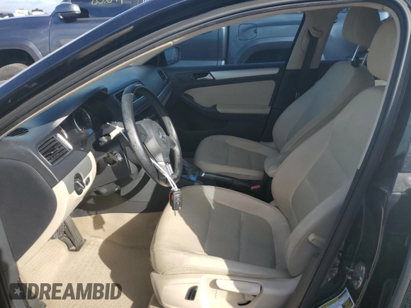 2013 Volkswagen Jetta SE z VIN 3VWDX7AJ2DM301057, wystawiony jako Copart lot #85076104 z przebiegiem 126 684 mil mil oraz Czysty tytuł • Clean title. Historia ofert i sprzedaży dostępna na DreamBid. Obrazek 7.