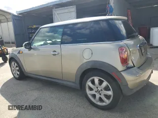 2010 MINI Hardtop z VIN WMWMF3C53ATZ63755, wystawiony jako Copart lot #49038975 z przebiegiem 104 080 mil mil oraz Szkody całkowita. Historia ofert i sprzedaży dostępna na DreamBid. Obrazek 2.