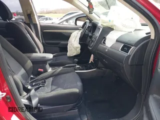2017 Mitsubishi Outlander SE z VIN JA4AD3A34HZ031806, wystawiony jako IAAI lot #41722817 z przebiegiem 169 889 mil mil oraz . Historia ofert i sprzedaży dostępna na DreamBid. Obrazek 5.