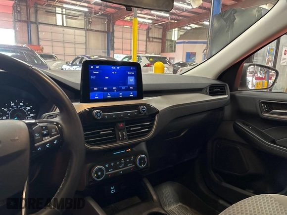 2022 Ford Escape SE with VIN 1FMCU9G62NUA68005, listed as a IAAI auction lot 42403949 with 95,950 mi miles and . Bid and sale history available at DreamBid. Image 1.