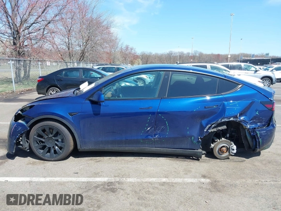 2022 Tesla Model Y Long Range with VIN 7SAYGDEE3NF449873, listed as a IAAI auction lot 41900271 with 38,571 mi miles and . Bid and sale history available at carsss.com. Image 14.