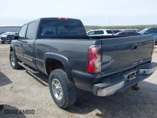 2004 Chevrolet Silverado 2500HD LT with VIN 1GCHK23204F221915, listed as a IAAI auction lot 41927609 with 209,729 mi miles. Bid and sale history available at carsss.com. Image 3.