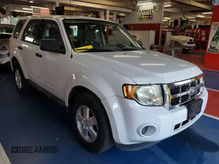 2011 Ford Escape XLS z VIN 1FMCU9C71BKB04384, wystawiony jako IAAI lot #42790150 z przebiegiem 103 089 mil mil oraz . Historia ofert i sprzedaży dostępna na DreamBid. Obrazek 2.