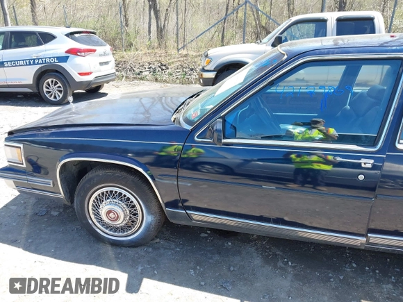1988 Cadillac Fleetwood z VIN 1G6CB5153J4265796, wystawiony jako IAAI lot #42129869 z przebiegiem 63 756 mil mil oraz . Historia ofert i sprzedaży dostępna na DreamBid. Obrazek 6.