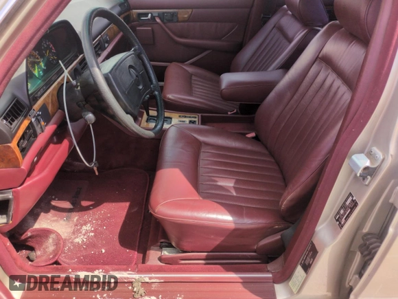 1985 Mercedes-Benz 500 SEL z VIN WDBCA37D4FA159349, wystawiony jako Copart lot #56601725 z przebiegiem 168 327 mil mil oraz Czysty tytuł • Clean title. Historia ofert i sprzedaży dostępna na DreamBid. Obrazek 7.
