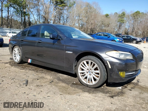 2011 BMW 5 Series 550i z VIN WBAFR9C59BC270466, wystawiony jako Copart lot #49462435 z przebiegiem 160 825 mil mil oraz Szkoda całkowita • Salvage title. Historia ofert i sprzedaży dostępna na DreamBid. Obrazek 4.