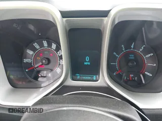 2011 Chevrolet Camaro 2LT z VIN 2G1FC1ED2B9142614, wystawiony jako IAAI lot #42043372 z przebiegiem 143 094 mil mil oraz . Historia ofert i sprzedaży dostępna na DreamBid. Obrazek 7.
