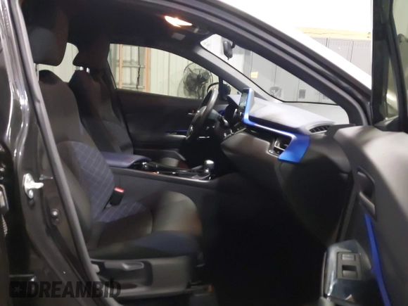 2020 Toyota C-HR LE z VIN JTNKHMBX2L1086683, wystawiony jako IAAI lot #41572864 z przebiegiem 75 711 mil mil oraz . Historia ofert i sprzedaży dostępna na DreamBid. Obrazek 5.