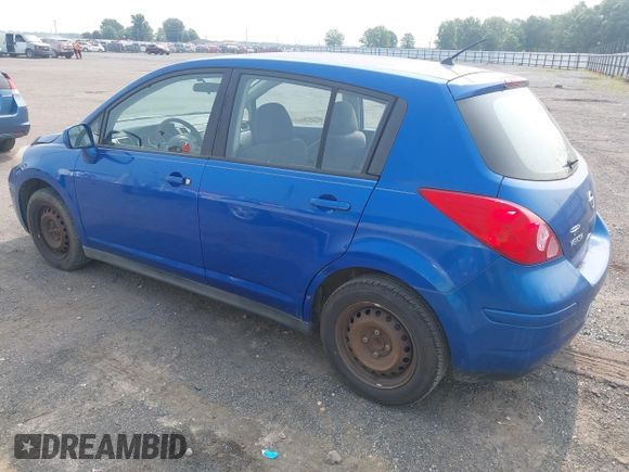 2007 Nissan Versa S z VIN 3N1BC13E87L367967, wystawiony jako IAAI lot #42412791 z przebiegiem 239 800 mil mil oraz . Historia ofert i sprzedaży dostępna na DreamBid. Obrazek 3.