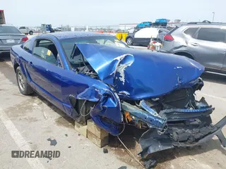 2005 Ford Mustang Deluxe z VIN 1ZVFT80N355159517, wystawiony jako IAAI lot #42064180 z przebiegiem Nie podano mil oraz . Historia ofert i sprzedaży dostępna na DreamBid. Obrazek 1.