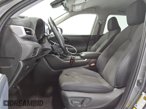 2023 Toyota Highlander L z VIN 5TDKDRAH7PS505420, wystawiony jako Copart lot #55535115 z przebiegiem 44 061 mil mil oraz Czysty tytuł • Clean title. Historia ofert i sprzedaży dostępna na DreamBid. Obrazek 7.