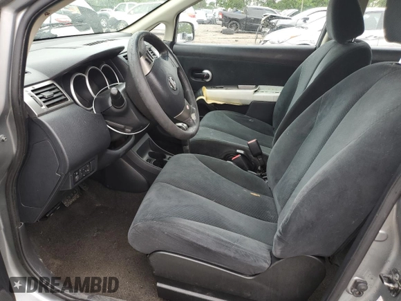 2010 Nissan Versa S z VIN 3N1BC1AP9AL418100, wystawiony jako Copart lot #57971985 z przebiegiem 95 353 mil mil oraz Szkoda całkowita • Salvage title. Historia ofert i sprzedaży dostępna na DreamBid. Obrazek 7.