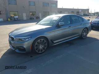2017 BMW 5 Series 540i z VIN WBAJE5C34HG914566, wystawiony jako IAAI lot #42386472 z przebiegiem 83 898 mil mil oraz . Historia ofert i sprzedaży dostępna na DreamBid. Obrazek 2.