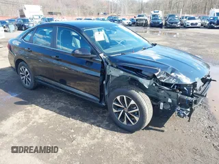 2025 Volkswagen Jetta S z VIN 3VW5X7BU6SM019868, wystawiony jako IAAI lot #41882194 z przebiegiem 4 712 mil mil oraz . Historia ofert i sprzedaży dostępna na DreamBid. Obrazek 1.