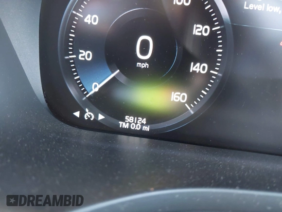 2021 Volvo XC60 Momentum with VIN YV4102DK6M1826828, listed as a IAAI auction lot 40603154 with 58,124 mi miles and . Bid and sale history available at DreamBid. Image 7.
