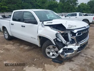 2025 Ram 1500 Big Horn z VIN 1C6SRFFP9SN563115, wystawiony jako IAAI lot #42433136 z przebiegiem 19 624 mil mil oraz . Historia ofert i sprzedaży dostępna na DreamBid. Obrazek 1.
