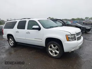 2008 Chevrolet Suburban LTZ z VIN 3GNFK16338G185462, wystawiony jako IAAI lot #42298299 z przebiegiem 301 758 mil mil oraz . Historia ofert i sprzedaży dostępna na DreamBid. Obrazek 13.
