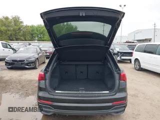 2023 Audi Q3 S line Premium z VIN WA1DECF30P1140909, wystawiony jako IAAI lot #41934943 z przebiegiem 42 947 mil mil oraz . Historia ofert i sprzedaży dostępna na DreamBid. Obrazek 17.