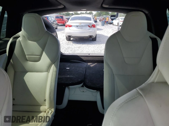 2017 Tesla Model X 90D z VIN 5YJXCBE2XHF060912, wystawiony jako Copart lot #55286205 z przebiegiem Nie podano mil oraz Szkoda całkowita • Salvage title. Historia ofert i sprzedaży dostępna na DreamBid. Obrazek 10.