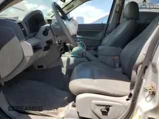 2005 Jeep Grand Cherokee Laredo z VIN 1J4GR48KX5C581833, wystawiony jako Copart lot #60975355 z przebiegiem 149 993 mil mil oraz Szkoda całkowita • Salvage title. Historia ofert i sprzedaży dostępna na DreamBid. Obrazek 7.