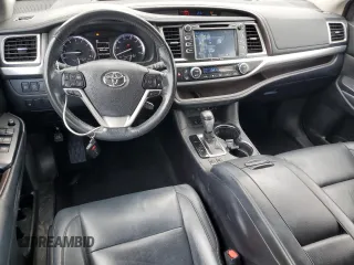 2018 Toyota Highlander SE с VIN 5TDKZRFH6JS530651, выставлен на аукционе Copart как лот 61350945 с пробегом 99 561 миль миль и Списание • Salvage title. История ставок и продаж доступна на DreamBid. Изображение 8.