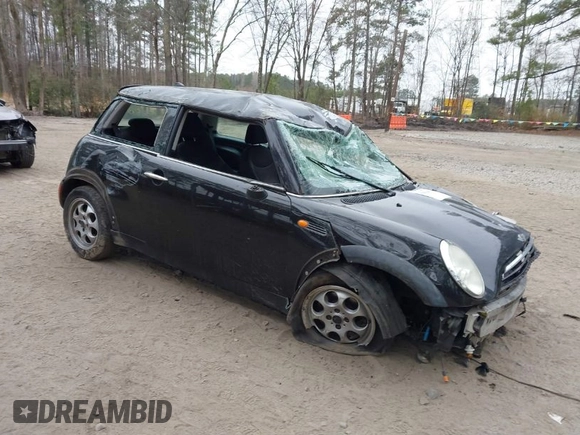 2005 MINI Hardtop z VIN WMWRC33445TJ64482, wystawiony jako IAAI lot #41798048 z przebiegiem 115 656 mil mil oraz . Historia ofert i sprzedaży dostępna na DreamBid. Obrazek 1.