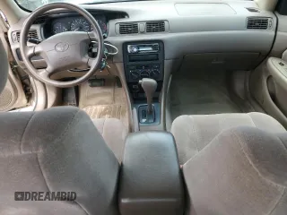 1998 Toyota Camry LE z VIN 4T1BG22K0WU858838, wystawiony jako Copart lot #53525565 z przebiegiem 133 777 mil mil oraz Czysty tytuł • Clean title. Historia ofert i sprzedaży dostępna na DreamBid. Obrazek 8.